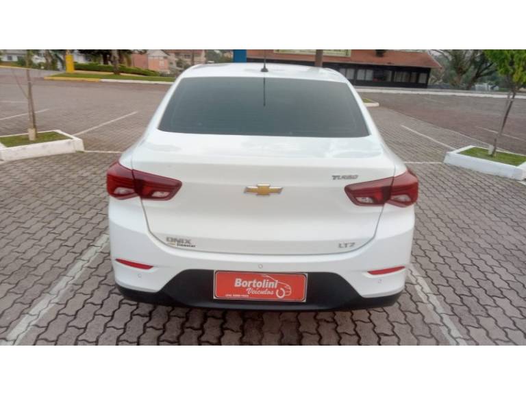 CHEVROLET - ONIX - 2021/2022 - Branca - R$ 67.900,00