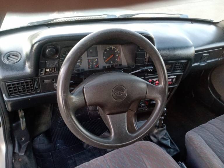 CHEVROLET - KADETT - 1997/1998 - Prata - R$ 16.000,00