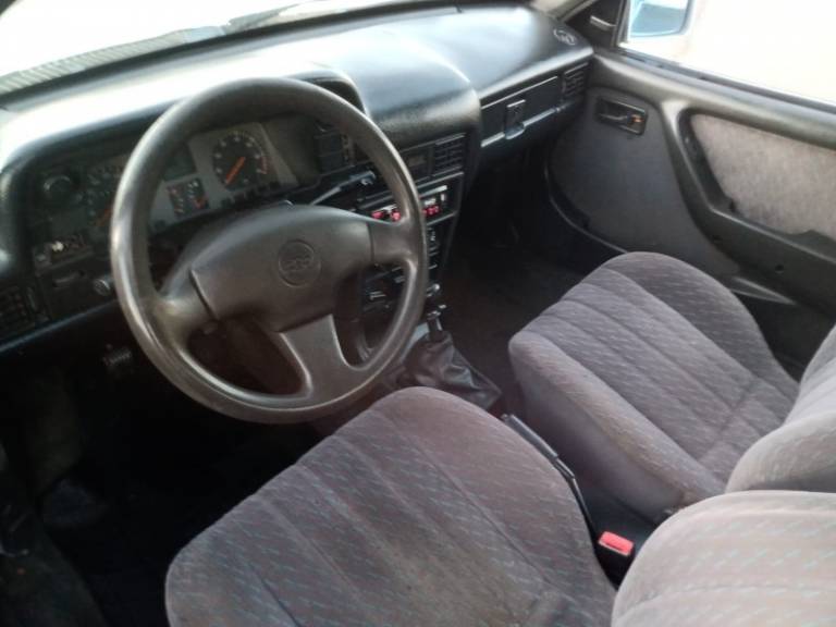 CHEVROLET - KADETT - 1997/1998 - Prata - R$ 16.000,00